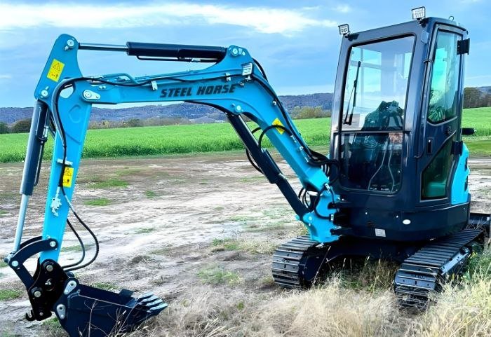 2.8-Ton Kubota Diesel Mini Excavator with Hydraulic Thumb & Enclosed Cab