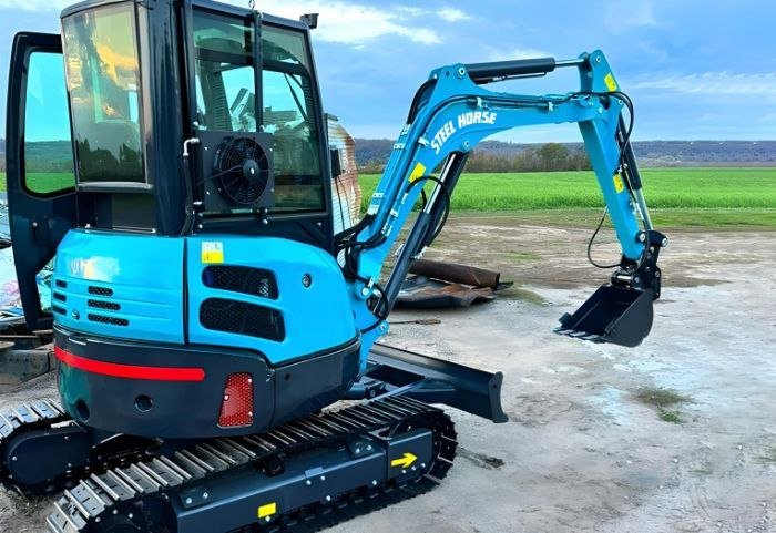 2.8-Ton Mini Excavator with Yanmar Diesel Engine & Hydraulic Thumb - Image 4